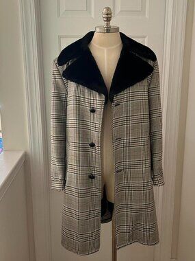 Windbreaker black and white plaid trench coat with faux fur collar. Size: 38